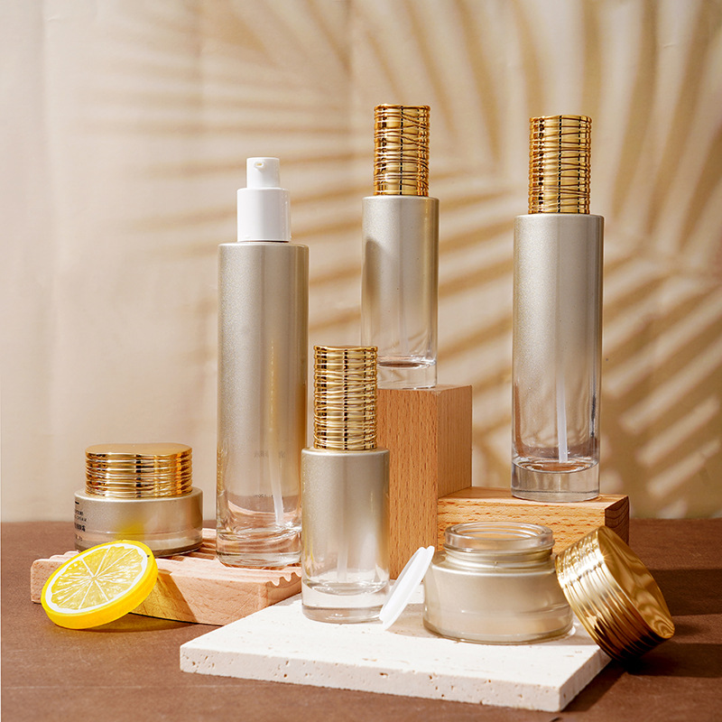 بطری سرم شیشه ای با درب برس دار آبکاری شده بطری سرم شیشه ای با درب برس دار آبکاری شده