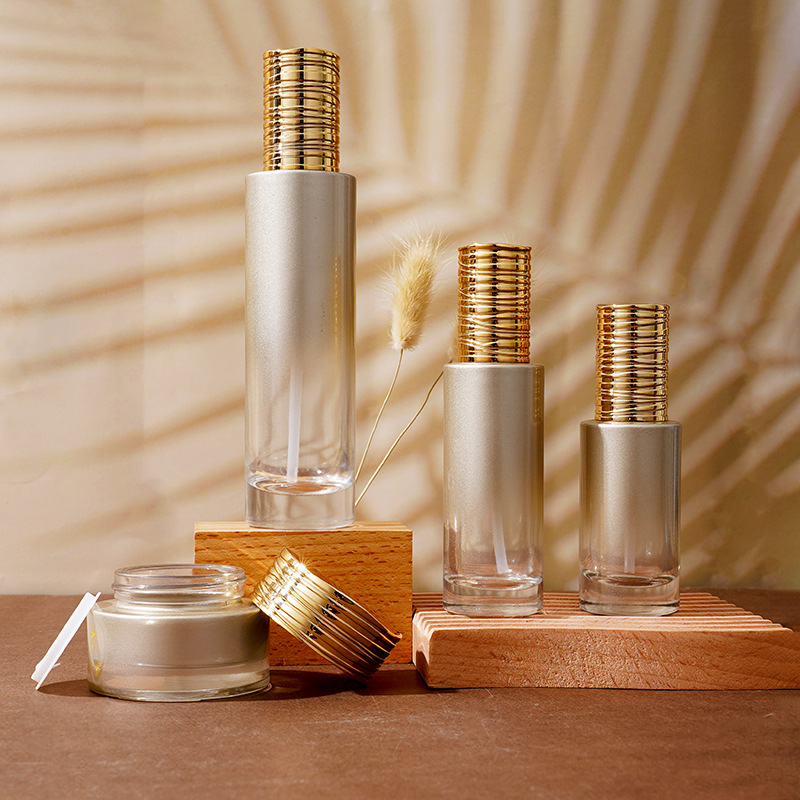 بطری سرم شیشه ای با درب برس دار آبکاری شده بطری سرم شیشه ای با درب برس دار آبکاری شده