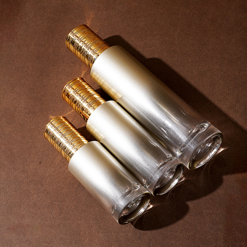 بطری سرم شیشه ای با درب برس دار آبکاری شده بطری سرم شیشه ای با درب برس دار آبکاری شده