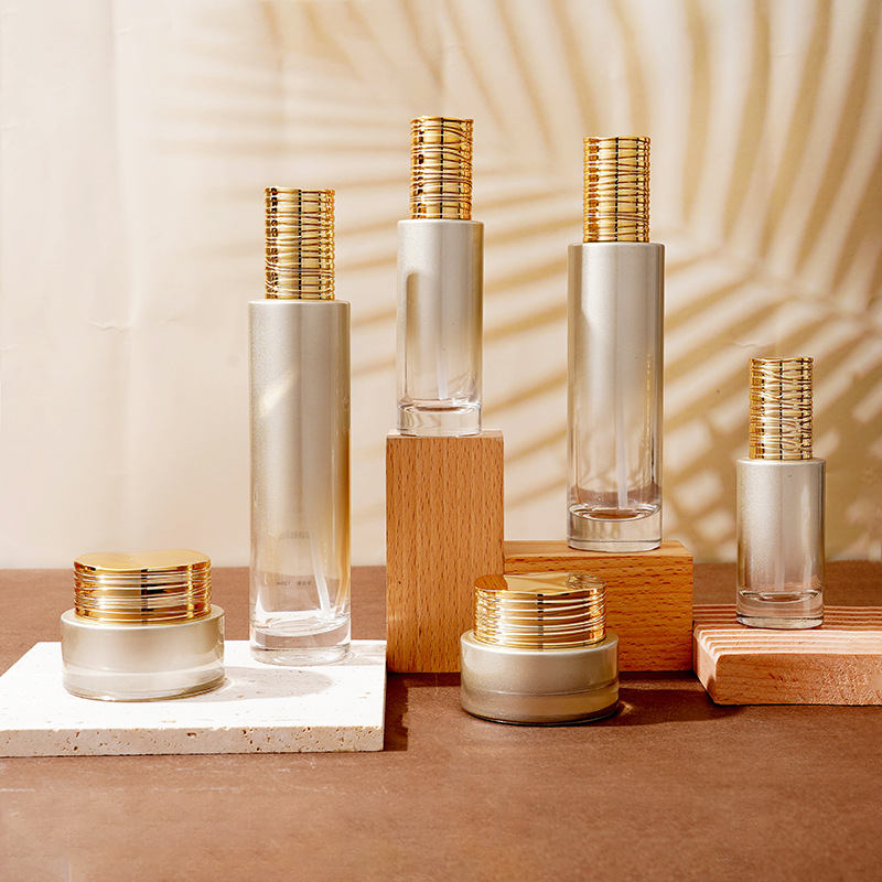 بطری سرم شیشه ای با درب برس دار آبکاری شده بطری سرم شیشه ای با درب برس دار آبکاری شده