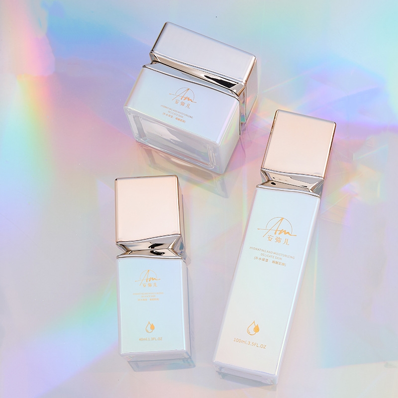 ظرف کرم شیشه ای مربع با جلوه ای رنگین کمانی برای کرم صورت و کرم دور چشم ظرف کرم شیشه ای مربع با جلوه ای رنگین کمانی برای کرم صورت و کرم دور چشم