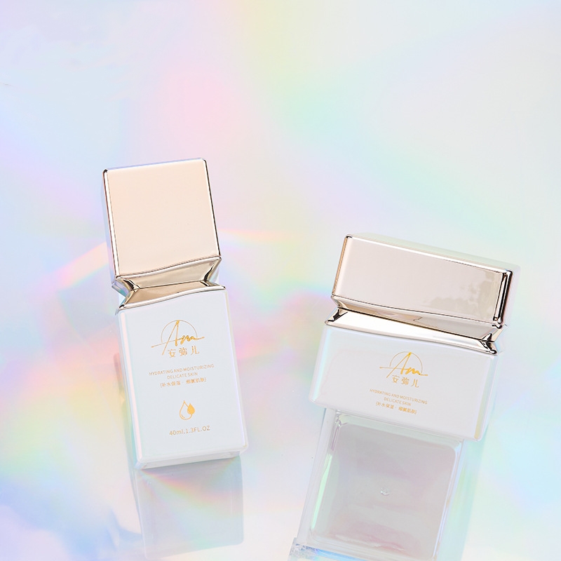 ظرف کرم شیشه ای مربع با جلوه ای رنگین کمانی برای کرم صورت و کرم دور چشم ظرف کرم شیشه ای مربع با جلوه ای رنگین کمانی برای کرم صورت و کرم دور چشم