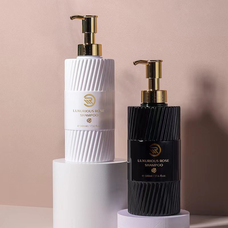 بطری ژل دوش شامپو شانه تخت 500 میلی لیتری سازگار با محیط زیست بسته بندی امولسیون پمپ پلاستیکی پرس نواری سیاه سفید برای استفاده از لوسیون