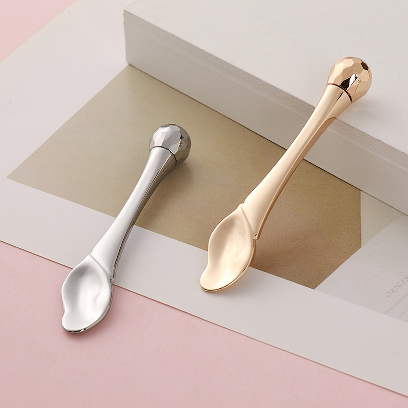 کرم دور چشم ماساژ غلتکی استیک چشم اسپاتول های آرایشی ضد چروک صورت قاشق آلیاژ طلا ابزار مراقبت از صورت